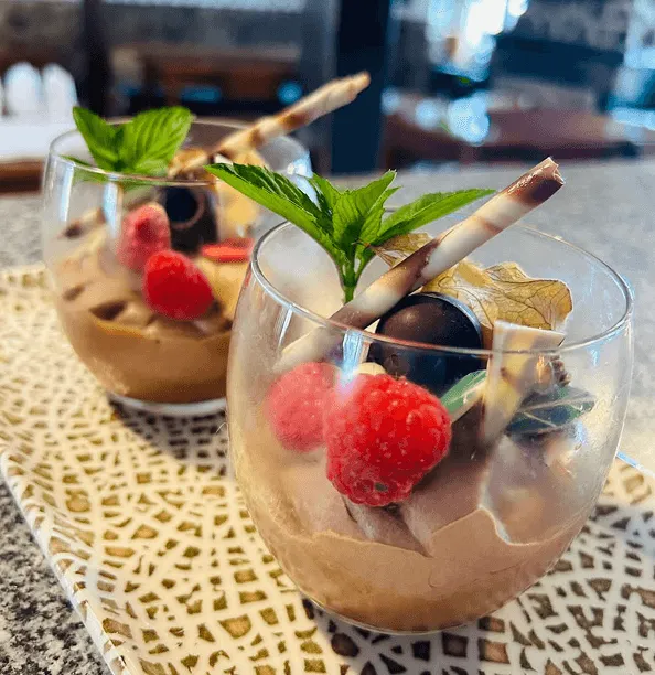 Vasitos de chocolate con frutas