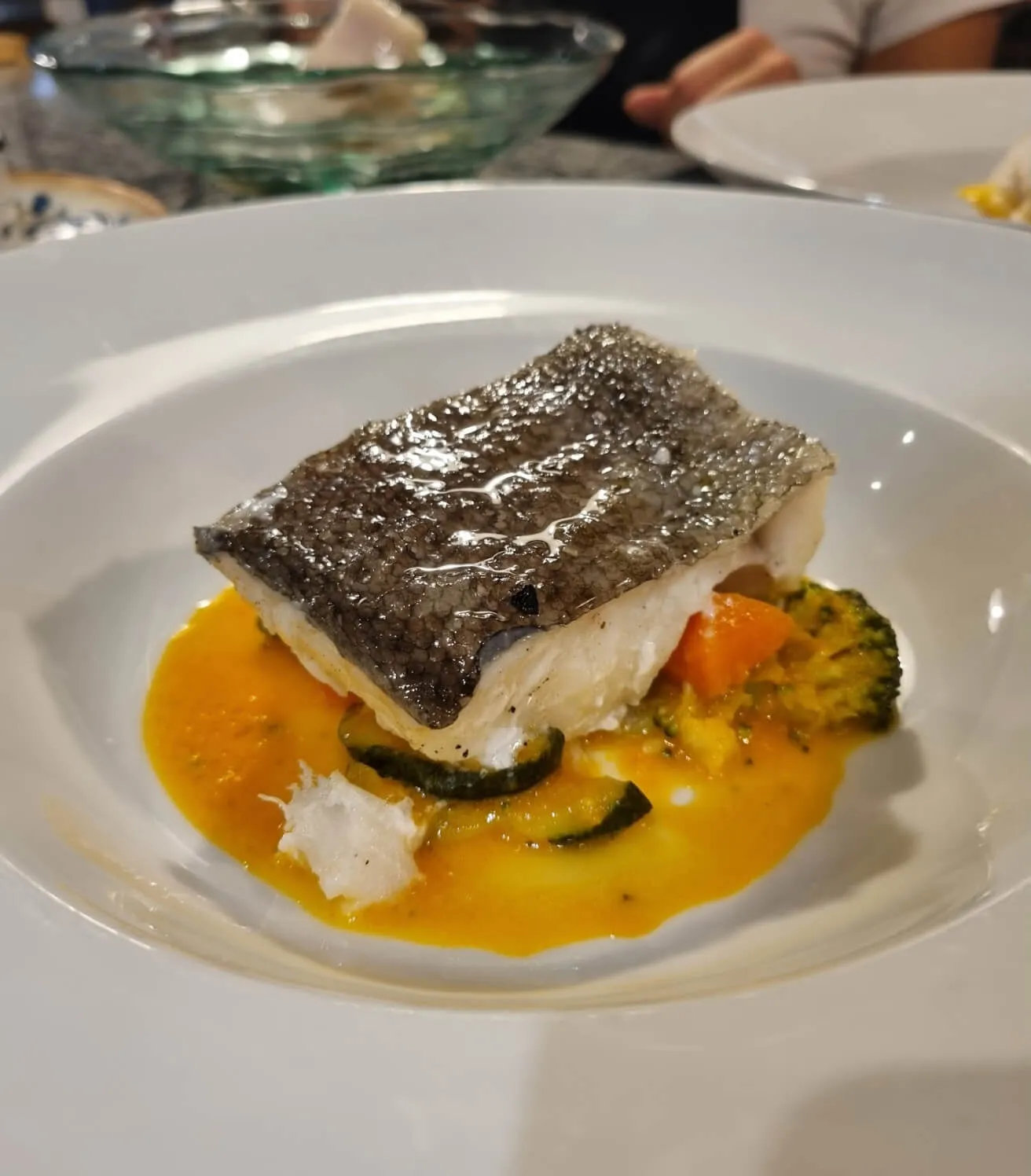 Lomo de bacalao a la brasa con salsa de tomate de la huerta y verduras.