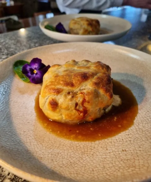 Hojaldre relleno de manitas de cerdo