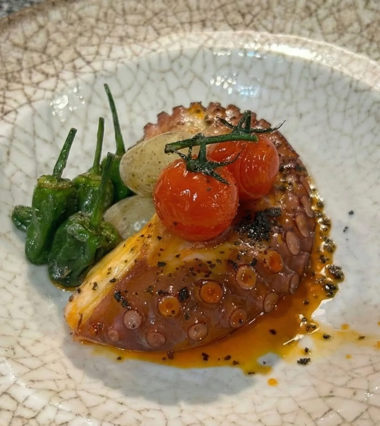 Pata de pulpo a la brasa: textura tierna y sabor intenso con el toque de nuestra parrilla.