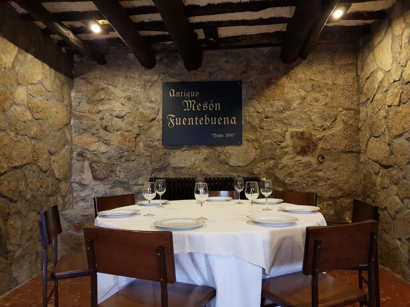 Comedor en la bodega con mesa y sillas.