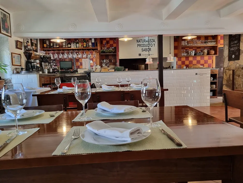 Mesas vestidas en el interior de nuestro Mesón: confort y calidez para degustar nuestras carnes a la brasa en cualquier época del año.