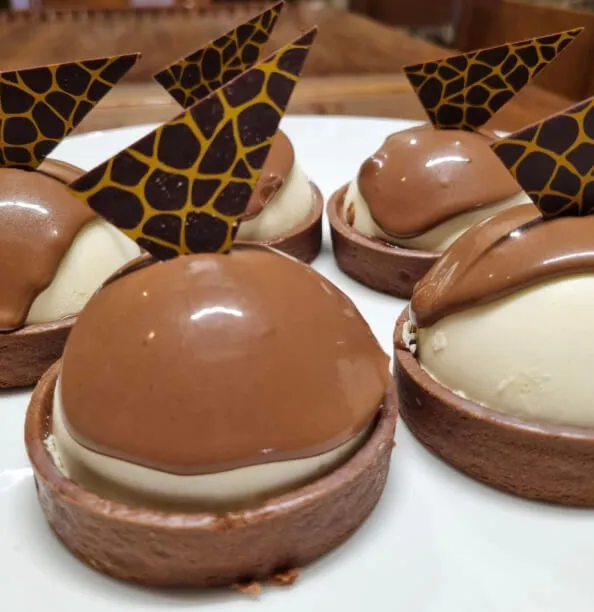 Varias tartas de chocolate en un plato blanco