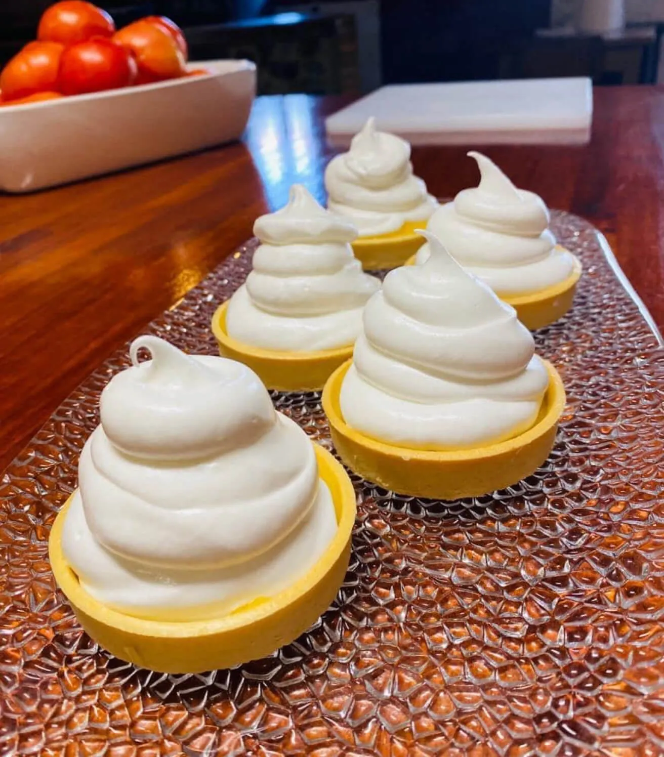 5 tartas de limón y merengue en un plato de cristal